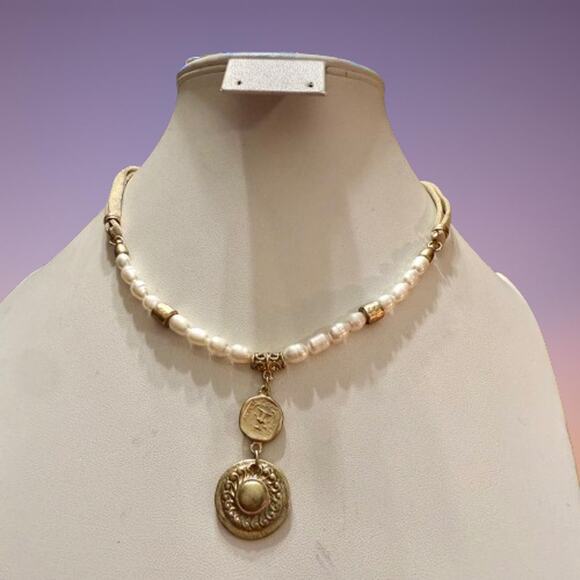 Greco-Roman Style Gold Duo Pendant Freshwater Pearl Necklace - Picture 6 of 9